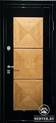 913